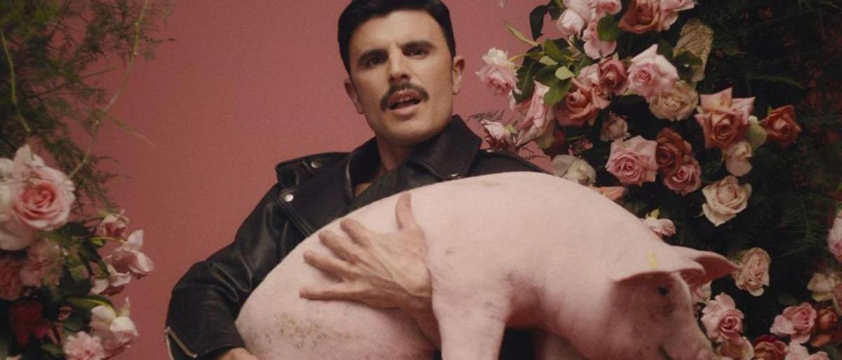 Una de las imágenes del vídeo de Rodrigo Cuevas sobre el single 'Más animal'.