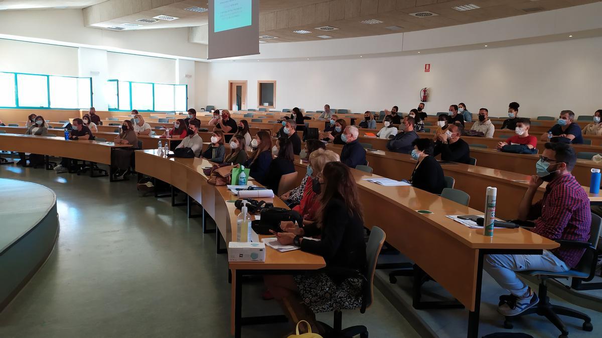 El auditorio atendiendo a los talleres impartidos por la mesa de responsabilidad social corporativa en la Escola Superior de Tecnologia de la UJI.