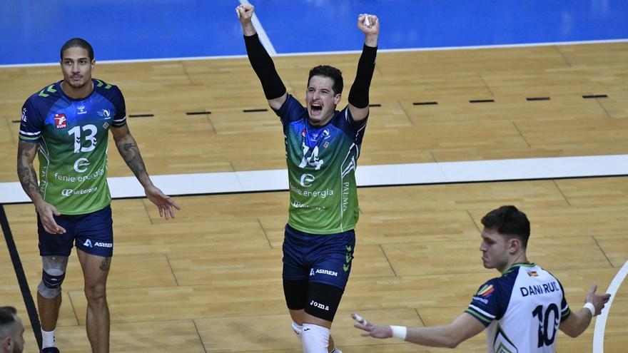 Los jugadores del Feníe Enrgía Palma celebran su victoria ante el colista San Sadurniño