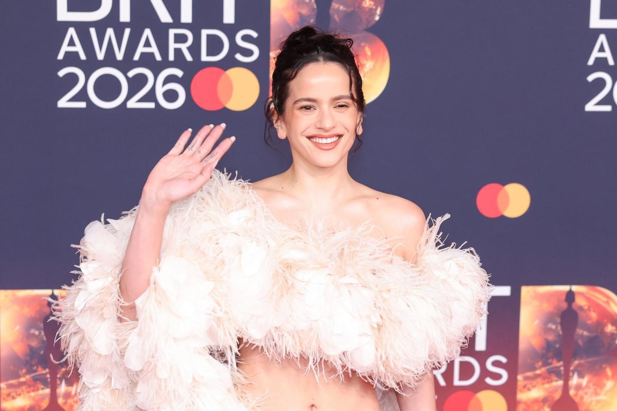 Rosalía en la alfombra roja de los Brit Awards.