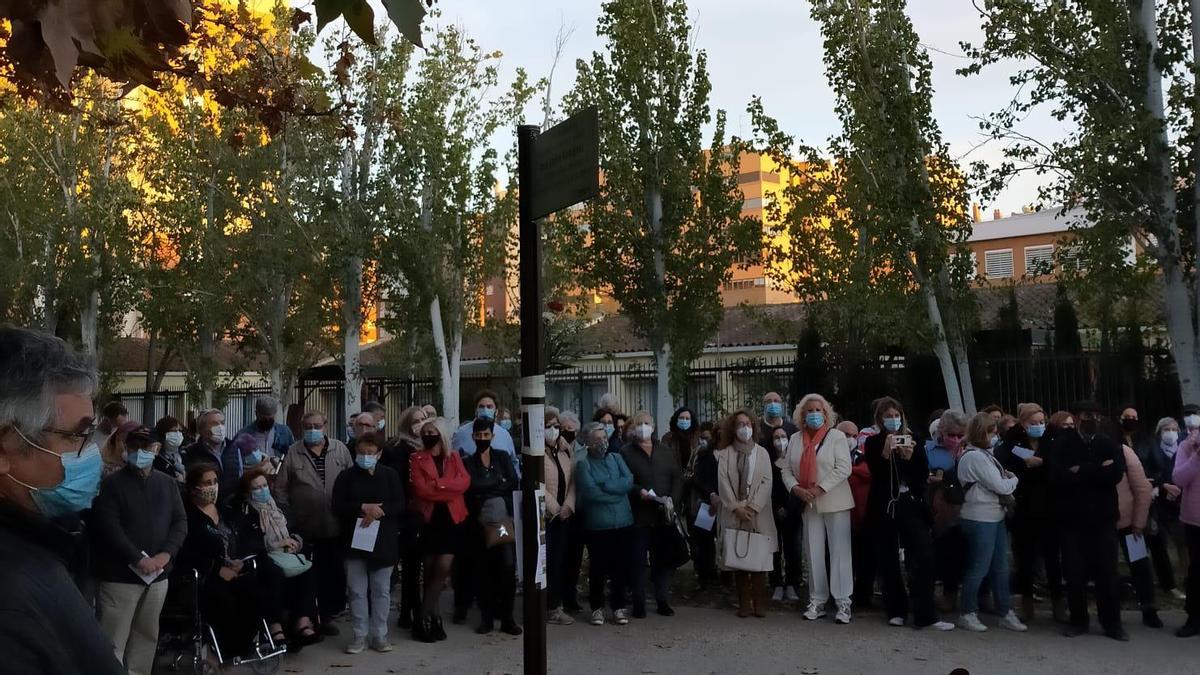 Imagen del acto en el que se ha inaugurado la placa en honor a Emilio Rodríguez.