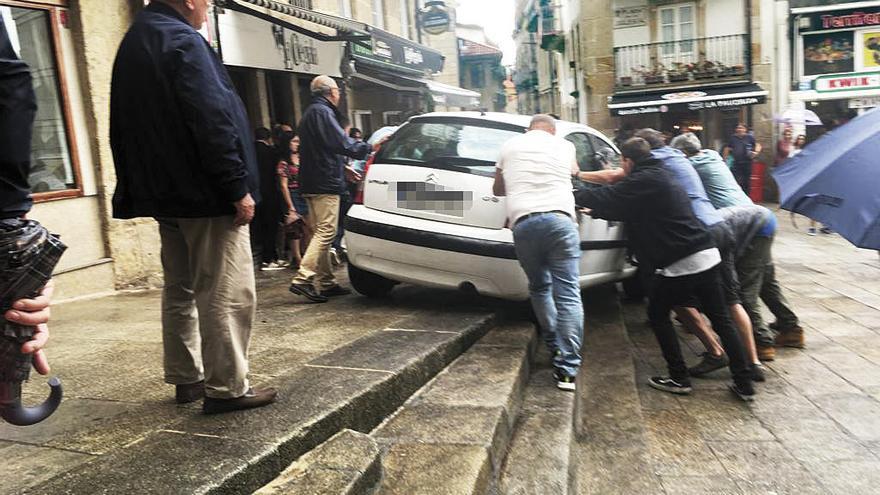 Varias personas auxiliaron al conductor tras el incidente.