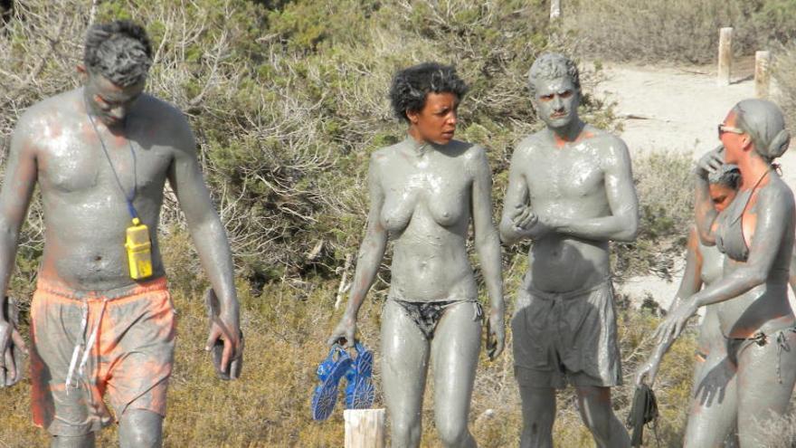 Gente cubierta de barro en S&#039;Espalmador.