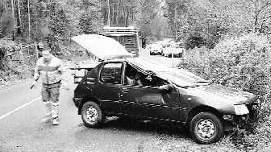 El Peugeot 205 circulaba en dirección Ermelo-Meiro cuando ocurrió el accidente./ gonzalo núñez