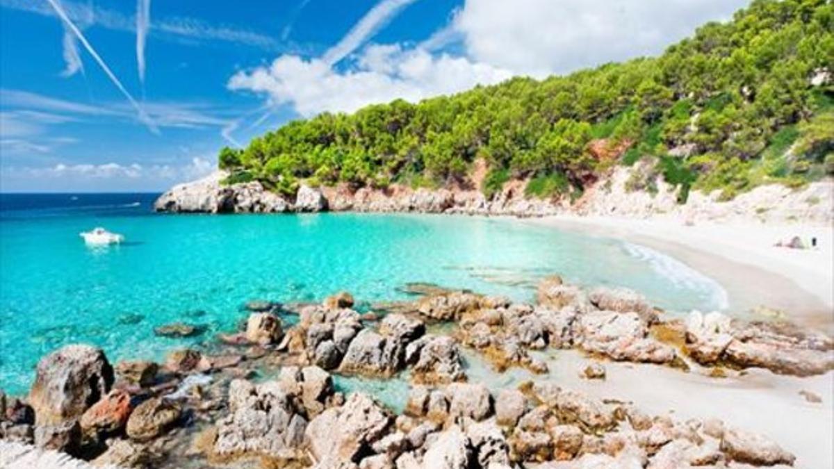Dónde: Sur de Menorca. A 3.500 m. caminando desde la playa de Binigaus. Servicios: Ninguno Ocupación: Baja. Ideal senderistas. Entorno natural.