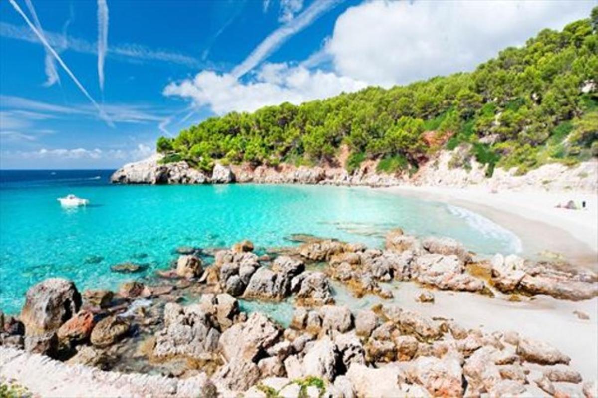 On: Sud de Menorca. A 3,5 km caminant des de la platja de Binigaus. Serveis: Cap Ocupació: Baixa. Ideal per a senderistes. Entorn natural.