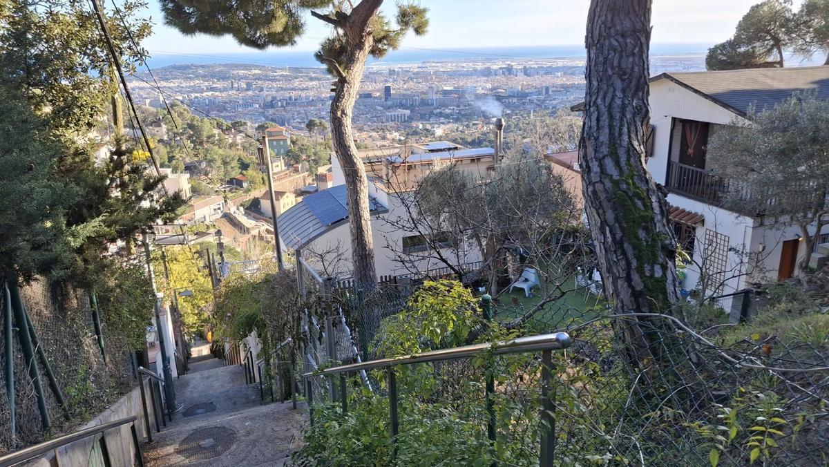 Vista panorámica de Barcelona desde las escaleras de la Font del Mont.