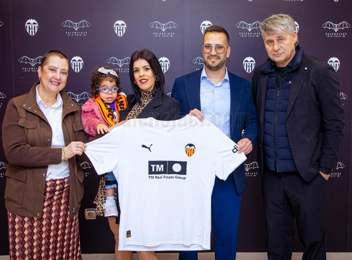 Loa padres de Jimena y la niña con la presidenta de la Fundació Valencia CF y el exjugador Miguel Tendillo.