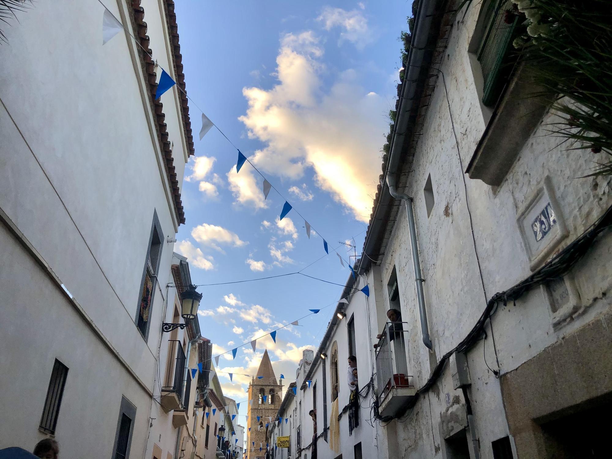 La calle Caleros adornada para la patrona. Al fondo, Santiago.