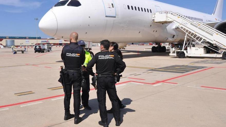 Agents amb un dels avions a Barajas preparat per expulsar multireincidents.