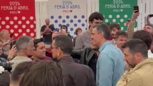 Sánchez irrumpe por sorpresa en la Feria de Abril.