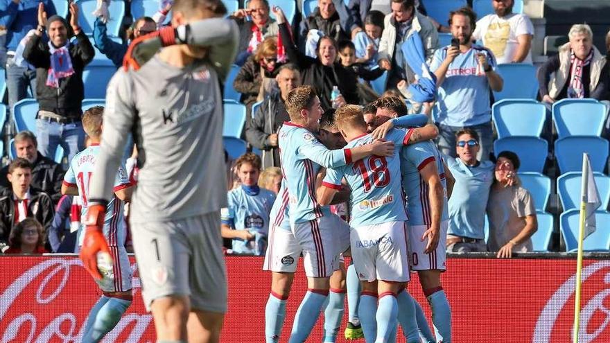 Los jugadores del Celta celebran un gol ante Kepa, portero internacional del Athletic Club. // Marta G.Brea