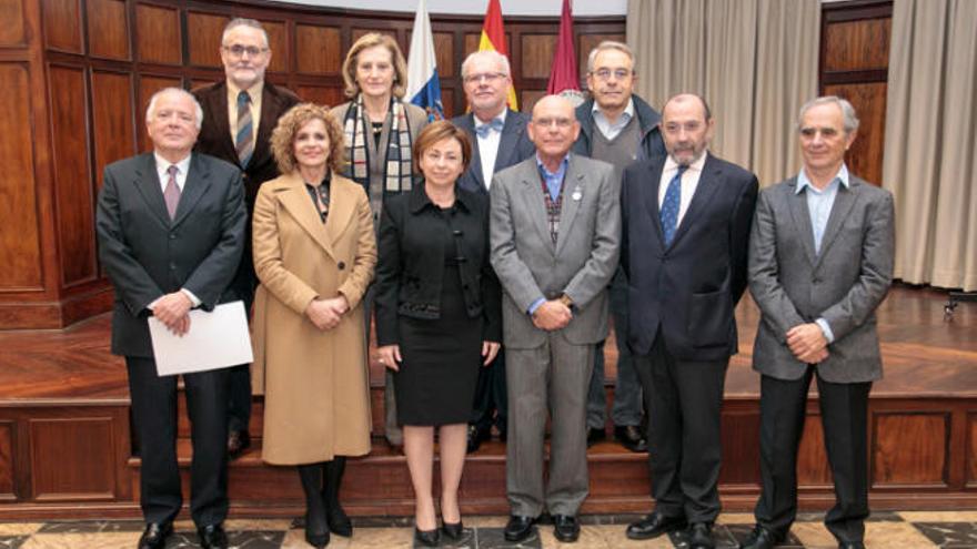 Foto de familia del grupo de eméritos jubilados.