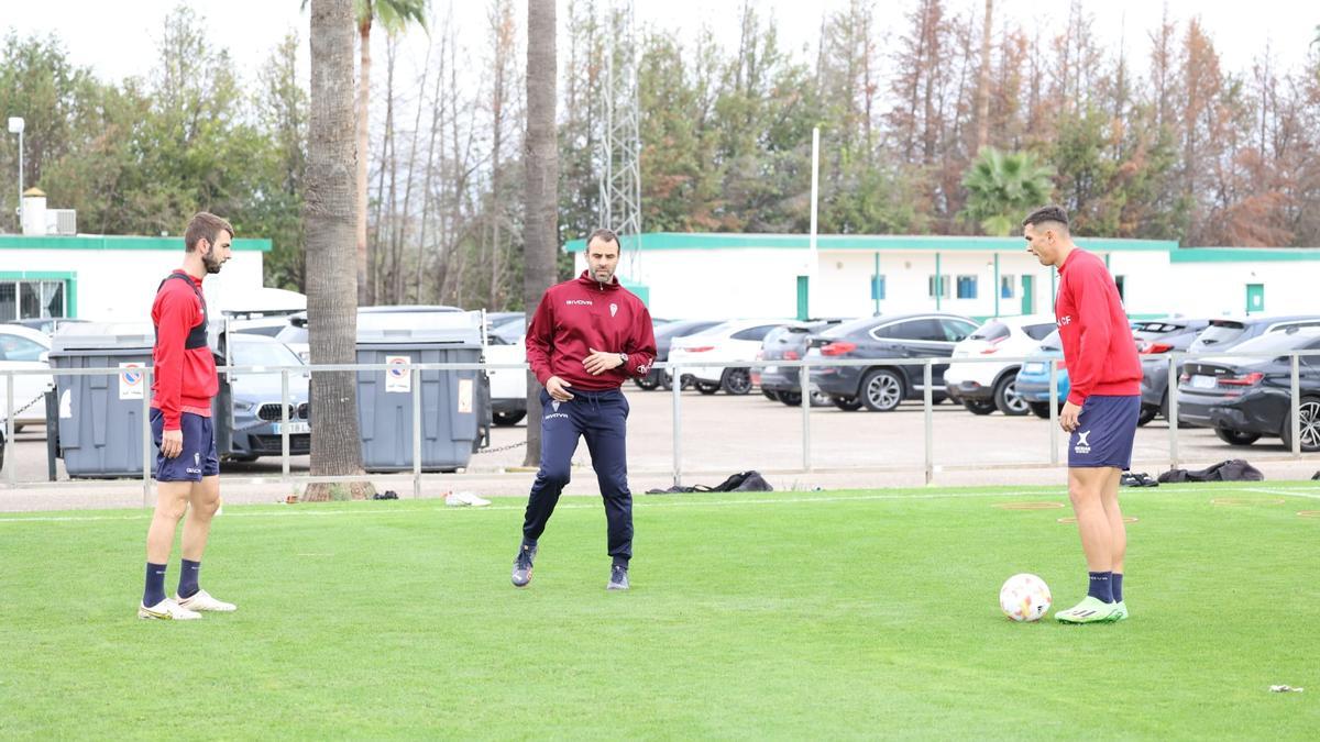 Ramón Bueno y Adrián Fuentes, junto al readaptador del Córdoba CF, este miércoles, en la Ciudad Deportiva.