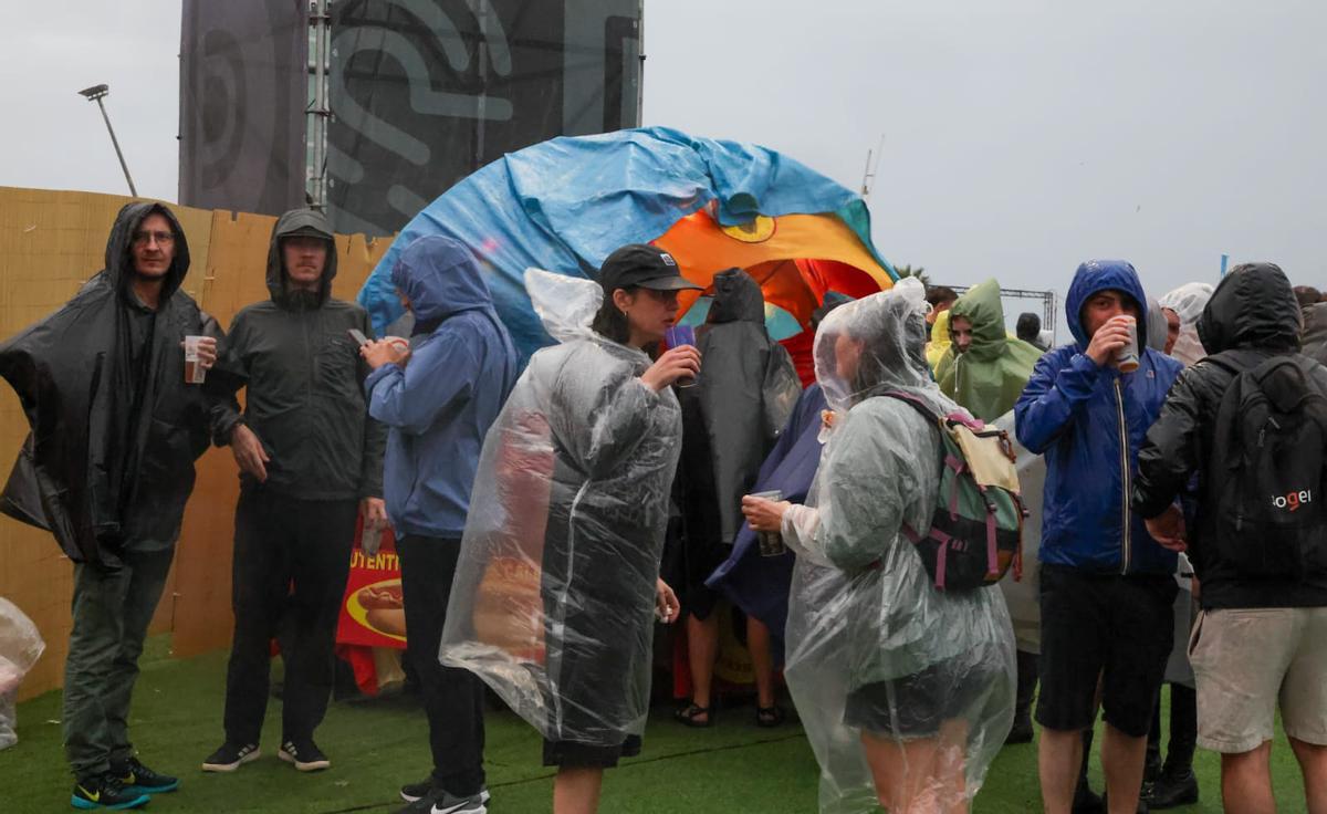 La lluvia suspende temporalmente algunos conciertos el primer día del Primavera Sound. La lluvia suspende temporalmente algunos conciertos el primer día del Primavera Sound.