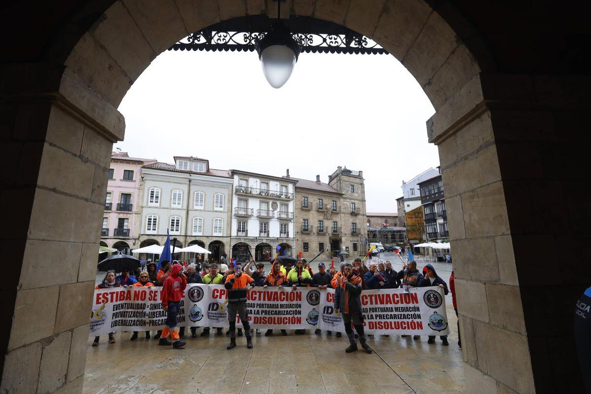 EN IMÁGENES: La alcaldesa de Avilés sufre un escrache en un minuto de silencio por el 11M