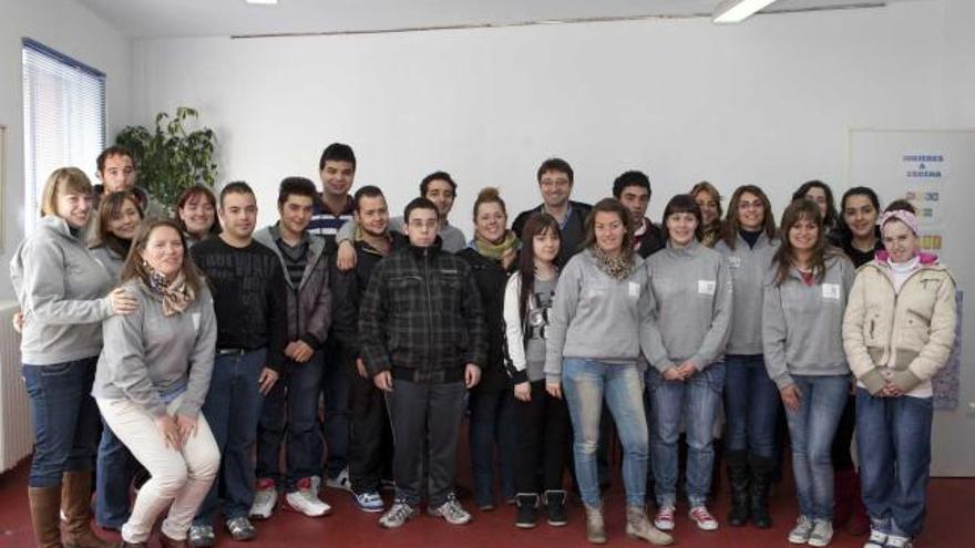 Alumnos del taller, con Enrique Fernández y Consuelo Antuña en el centro.