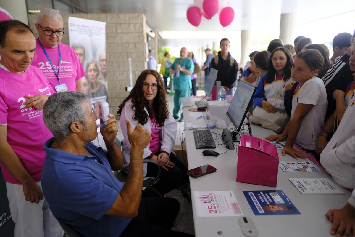 Jornada de prevención del tabaquismo en el Hospital Doctor Negrín