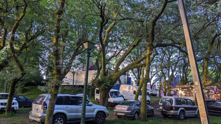 Invasión de vehículos na Alameda: zona de carga e descarga ou estacionamento de feirantes?