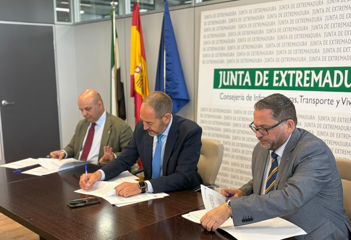 Firma del convenio con los colegios de abogados de Cáceres y Badajoz.