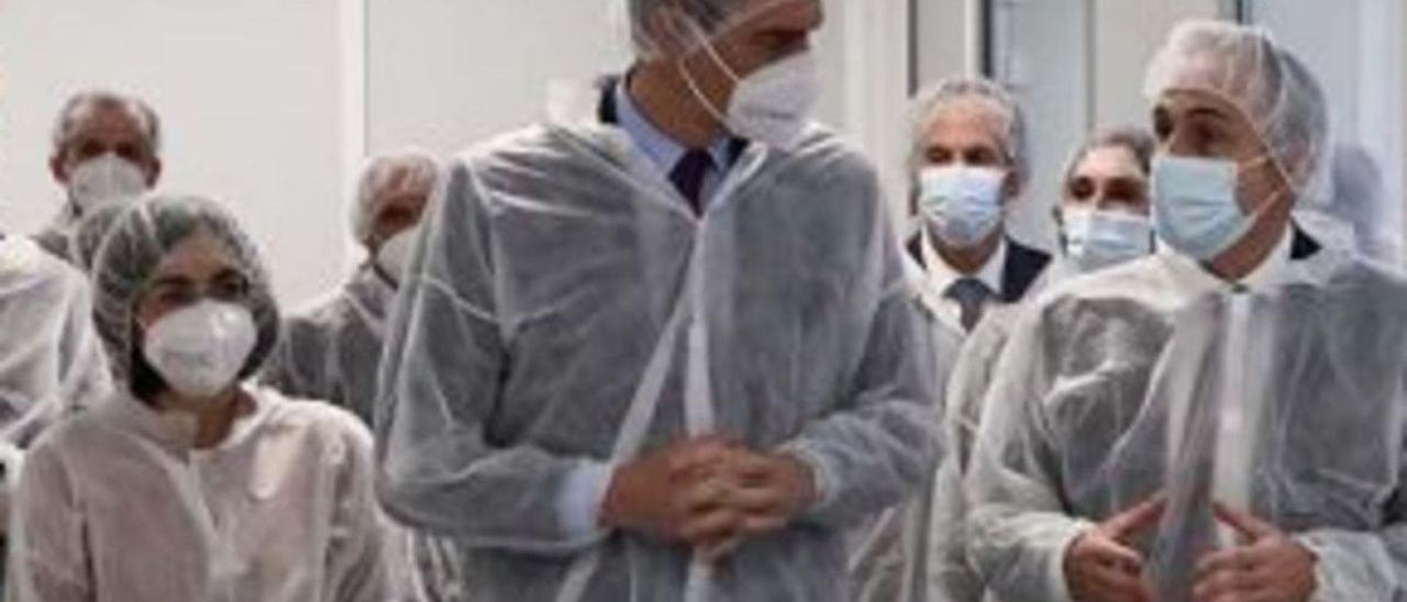 Elia Torroella (i) acompaña a Pedro Sánchez durante una visita a los laboratorios de Hipra.