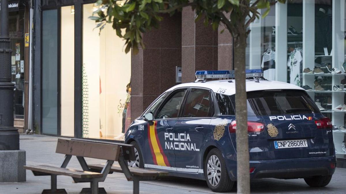 Un coche patrulla de la Policía Nacional en Mieres