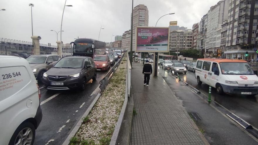 Al menos doce accidentes atascan la ciudad