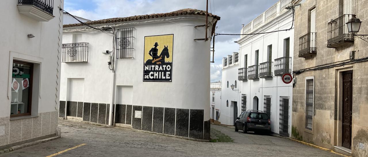 Extremadura,  primera región que protegerá los carteles de Nitrato de Chile como bien de interés cultural