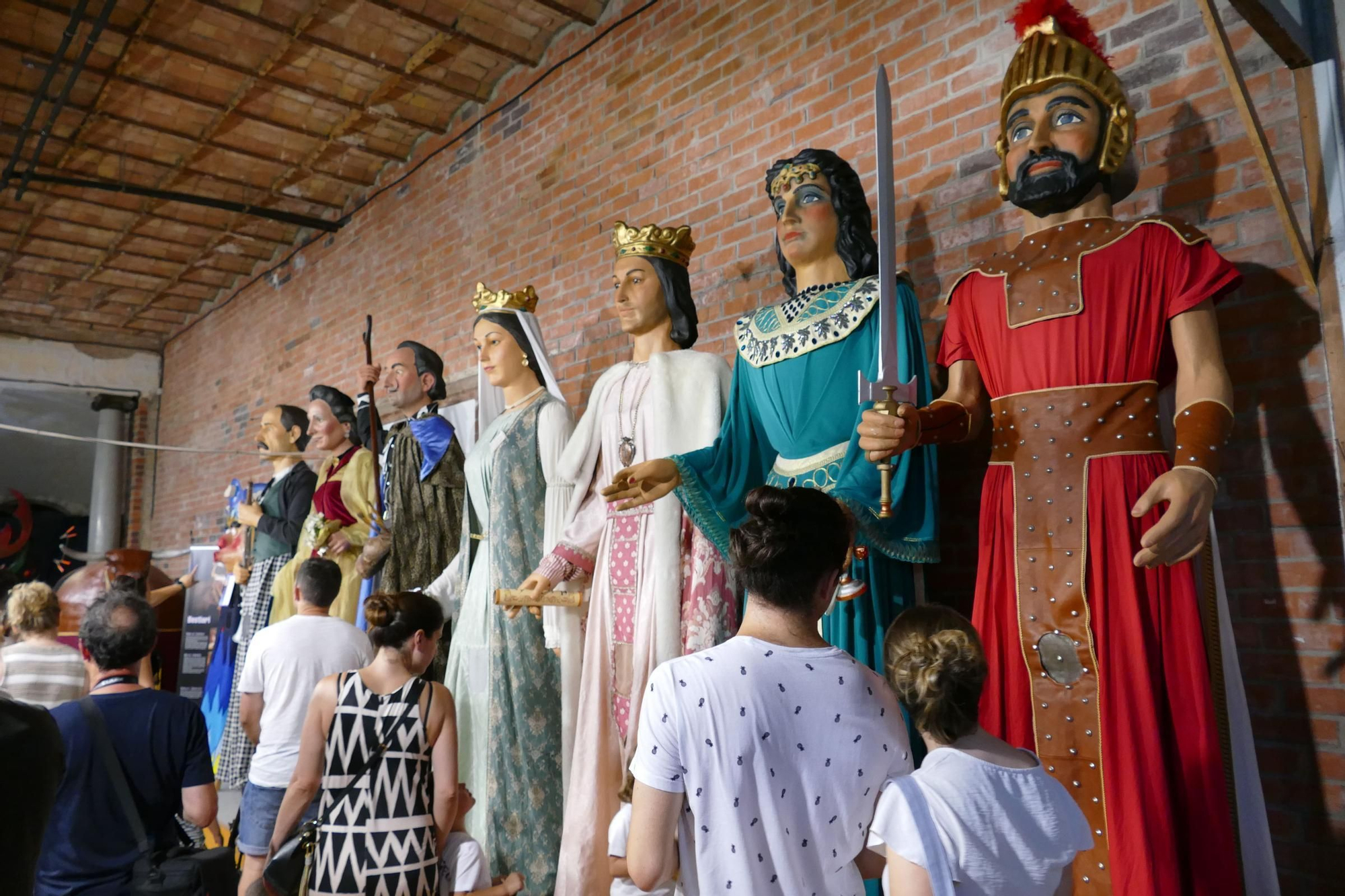 Els gegants de Figueres animen les Festes de Sant Pere amb el ball del seguici i una exposició
