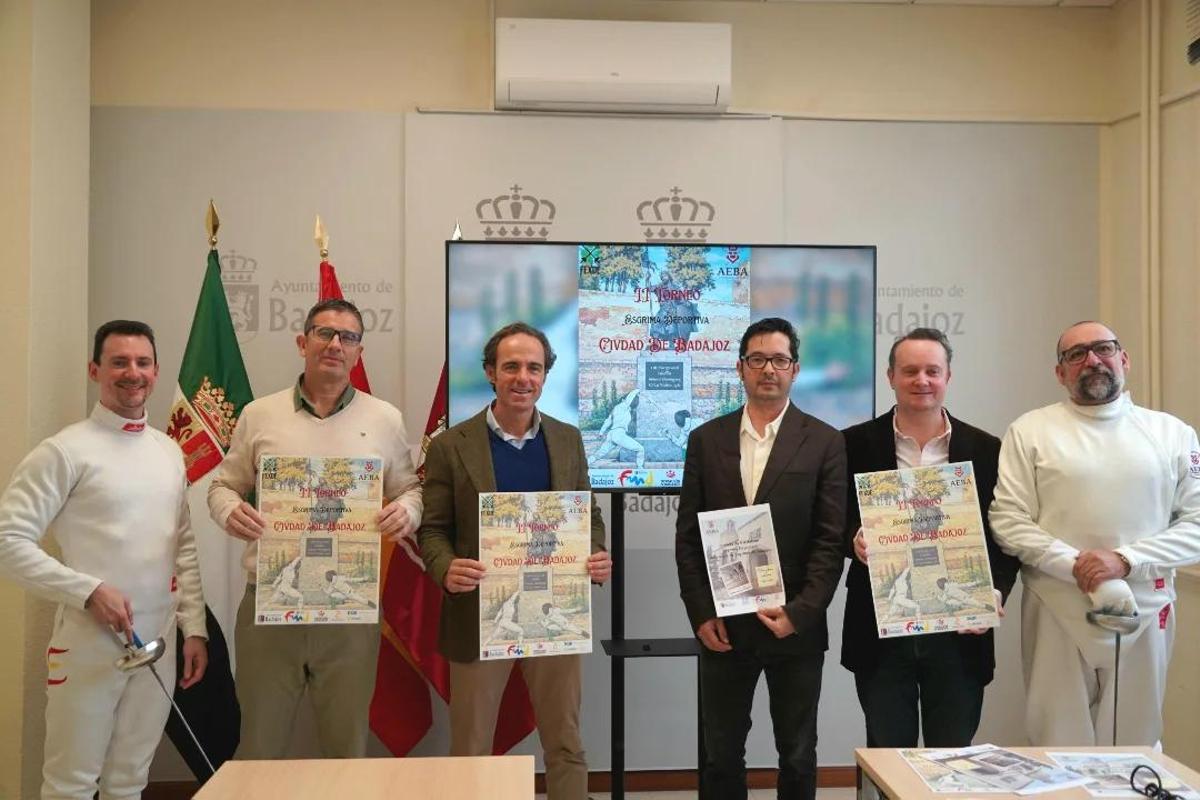 Alberto Martínez, Parejo, Alonso y Galea junto a tiradores de AEBA.