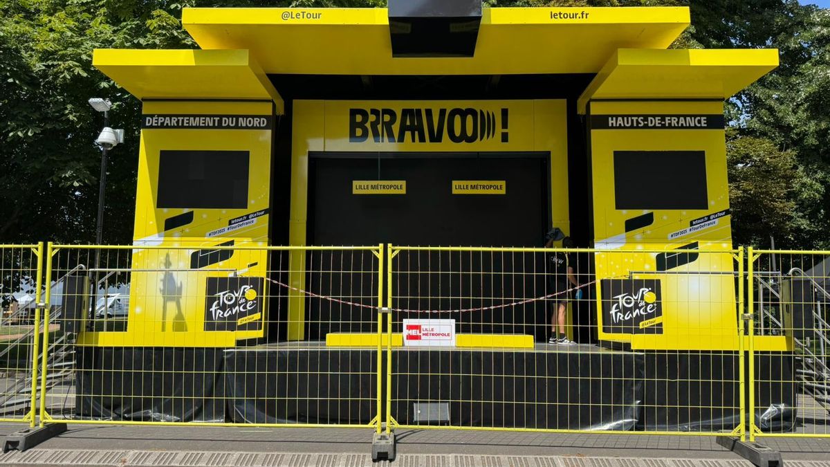 El podio de Lille, que se acaba de montar este viernes, donde se recogerá el primer jersey amarillo del Tour.