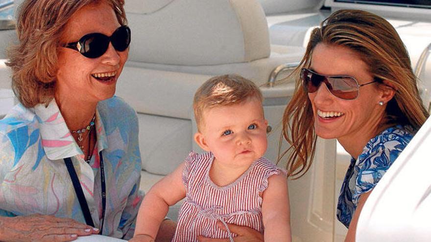 La infanta Leonor en su bautizo de Mediterráneo en julio de 2006, junto a su abuela la reina Sofía y su madre.