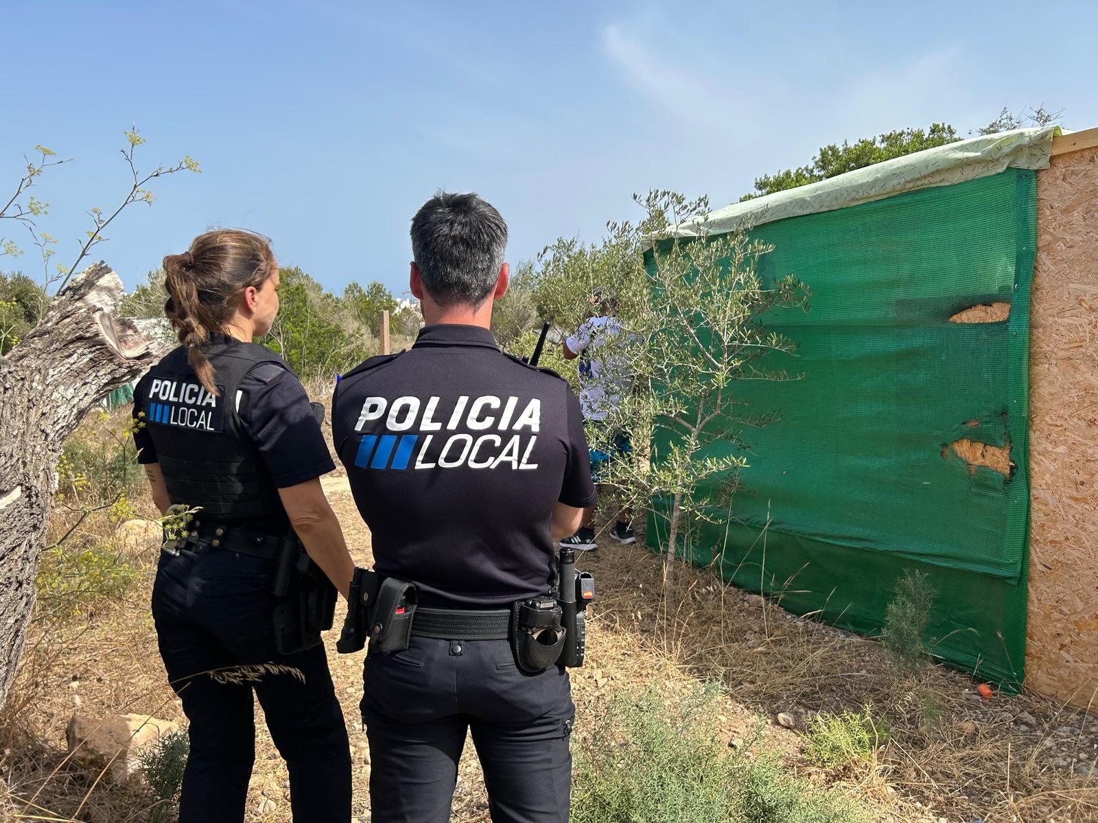 Mira aquí las imágenes de todos los residuos retirados de los asentamientos ilegales en Ibiza
