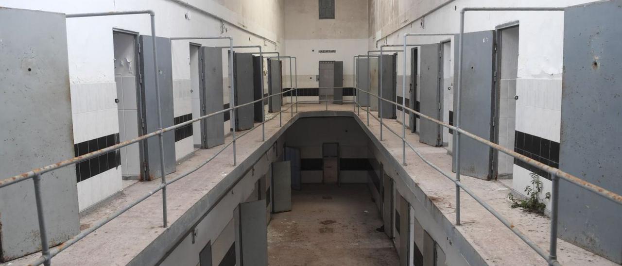 Interior de la antigua cárcel provincial, en el mes de febrero pasado, antes de que se tapiase.   | // CARLOS PARDELLAS