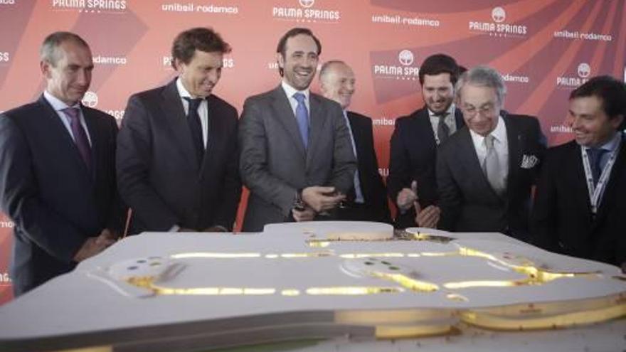 Bauzá, Isern, Valls y directivos de Unibail-Rodamco mirando la maqueta del proyecto.