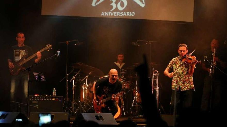 Celtas Cortos convenció al respetable en su concierto de 30 aniversario en el DeMonteSound celebrado en Cerdedo. // Bernabé / Celso Seijas