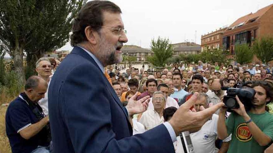 Mariano Rajoy se dirige a una multitud en La Mota el 18 de julio de 2009.