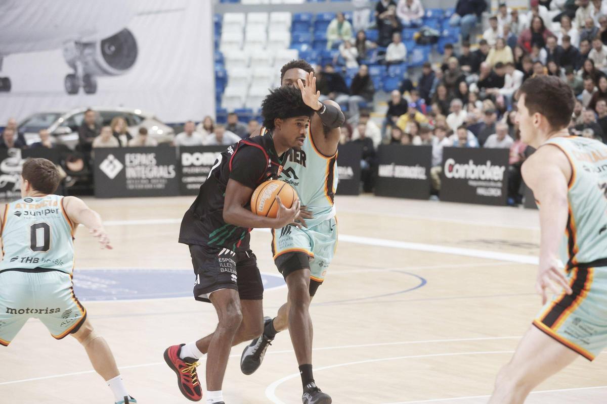 El Fibwi se lleva la victoria ante el Palmer en un derbi apasionante.