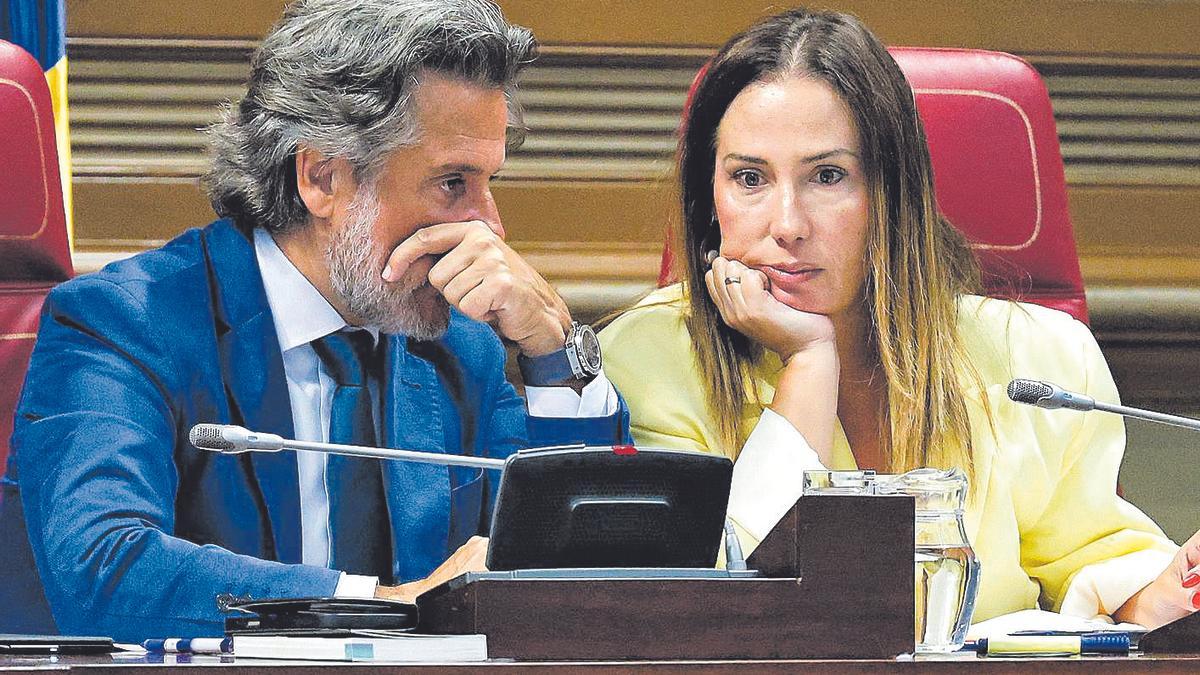 Los socialistas Gustavo Matos y Patricia Hernández, ayer en el salón de plenos del Parlamento de Canarias.