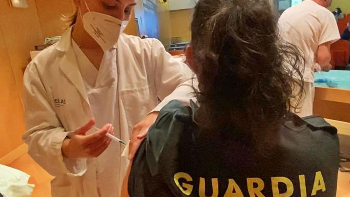 Una agente de la Guardia Civil recibe la vacuna en el Hospital de Montecelo. |   // FDV