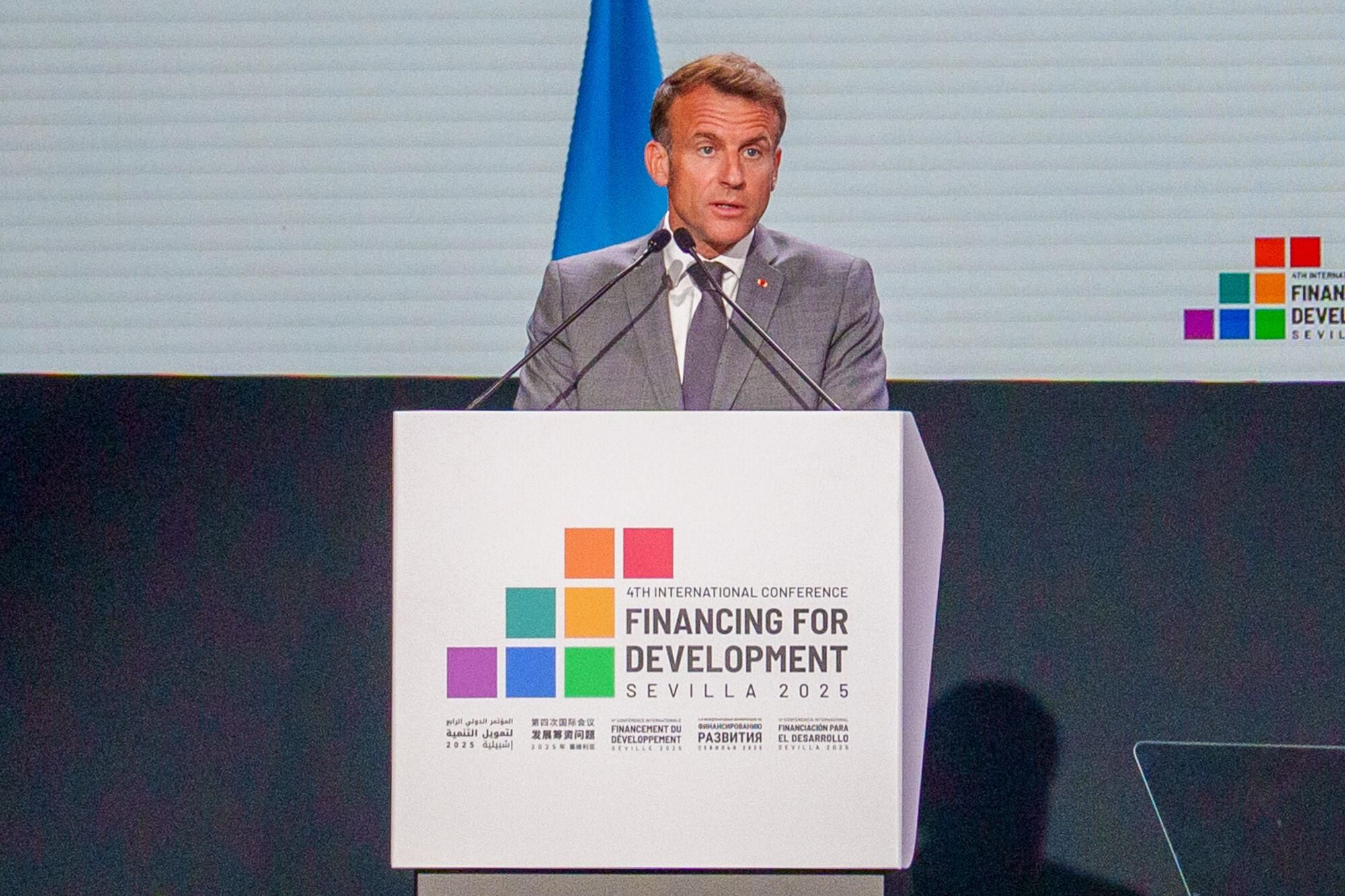 El presidente de la República Francesa, Emmanuel Macron,  durante su intervención. A 30 de junio de 2026 en Sevilla, Andalucía (España). El presidente de la República Francesa, Emmanuel Macron, participa con una intervención destacada en el marco de la IV Conferencia Internacional sobre la Financiación para el Desarrollo de Naciones Unidas, abordando los desafíos globales en materia económica y de cooperación internacional. 30 JUNIO 2025 Francisco J. Olmo / Europa Press 30/06/2025. EMMANUEL MACRON;Francisco J. Olmo;