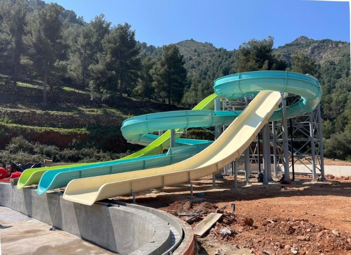 Los tres toboganes del nuevo parque acuático ya están instalados.