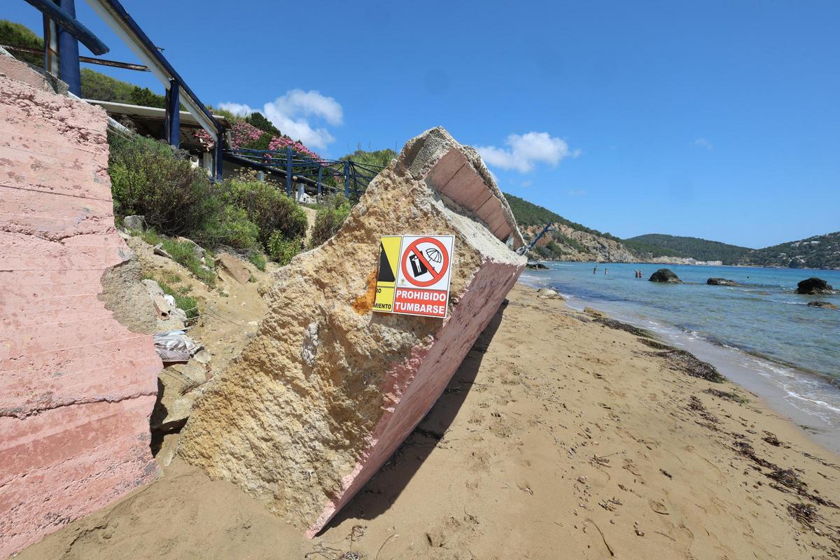 Todas las imágenes de la playa de Aigües Blanques, cerrada por peligro de desrrumbamiento