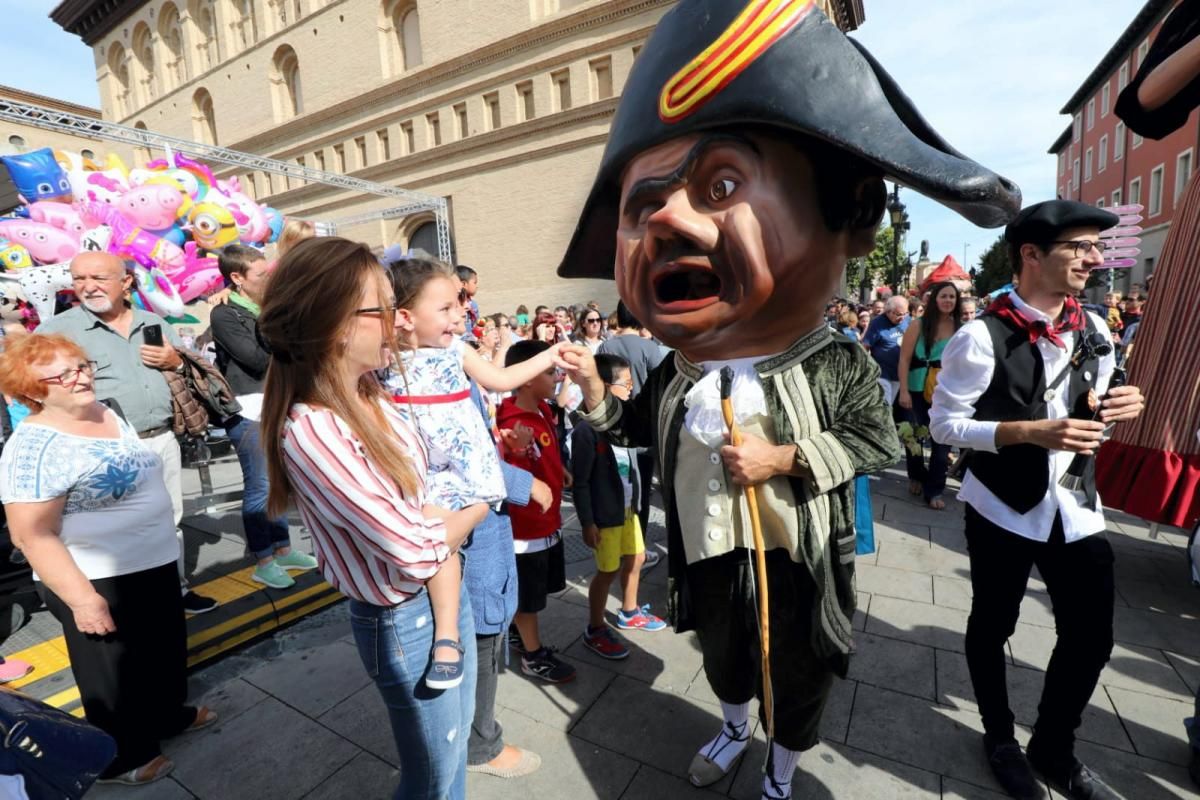 Comparsa de gigantes y cabezudos en el centro de Zaragoza