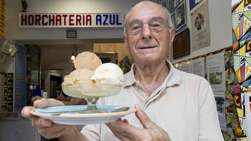 Francisco García, el histórico director de Helados Alacant, cuenta la historia de este postre en un libro