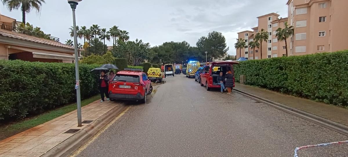FOTOS | Desalojan a unos 60 vecinos por el incendio de un garaje en un edificio de Sa Coma