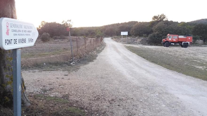 Imagen reciente de un vehículo de la brigada en el camino de Vivens, en la Carrasqueta, uno de los viales reparados