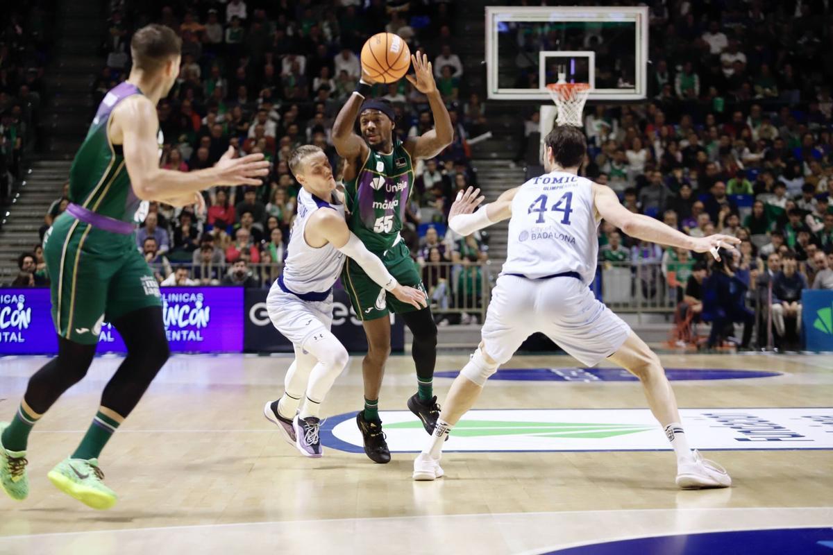 El Unicaja ganó al Joventut en el Carpena en el partido de Liga jugado durante Navidad.