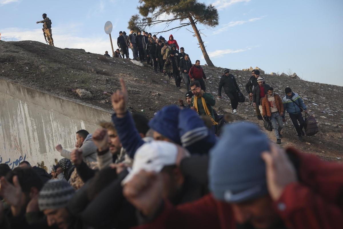 Soldados del gobierno, vestidos con ropa de civil, se rinden ante los rebeldes en la carretera entre Homs y Damasco, cerca de Homs, Siria.