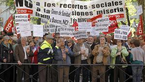 Pensionistas y jubilados se concentran para protestar contra el copago sanitario frente al Ministerio de Sanidad, en Madrid.